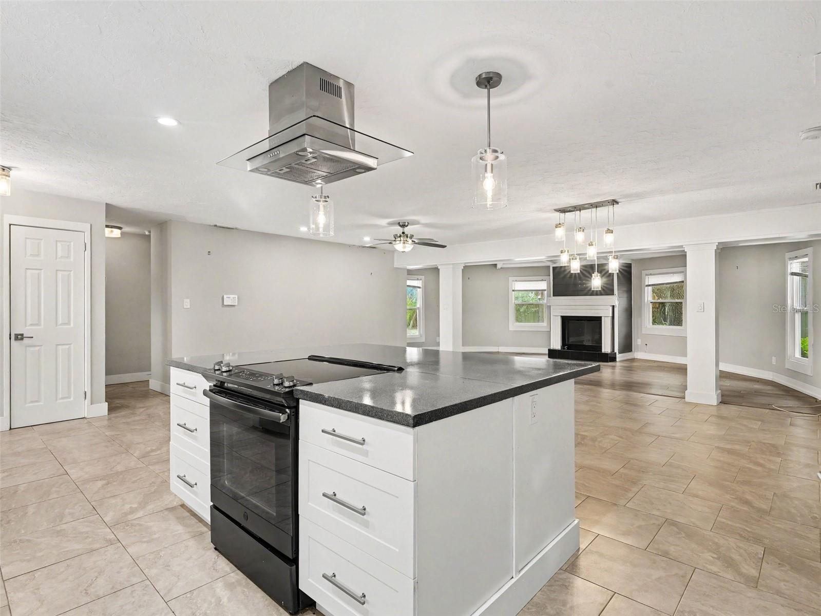 2746 HIBISCUS ST — photo 14