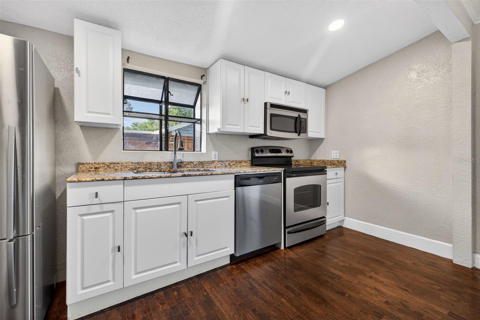 2419 DARTMOUTH AVE N — photo 11
