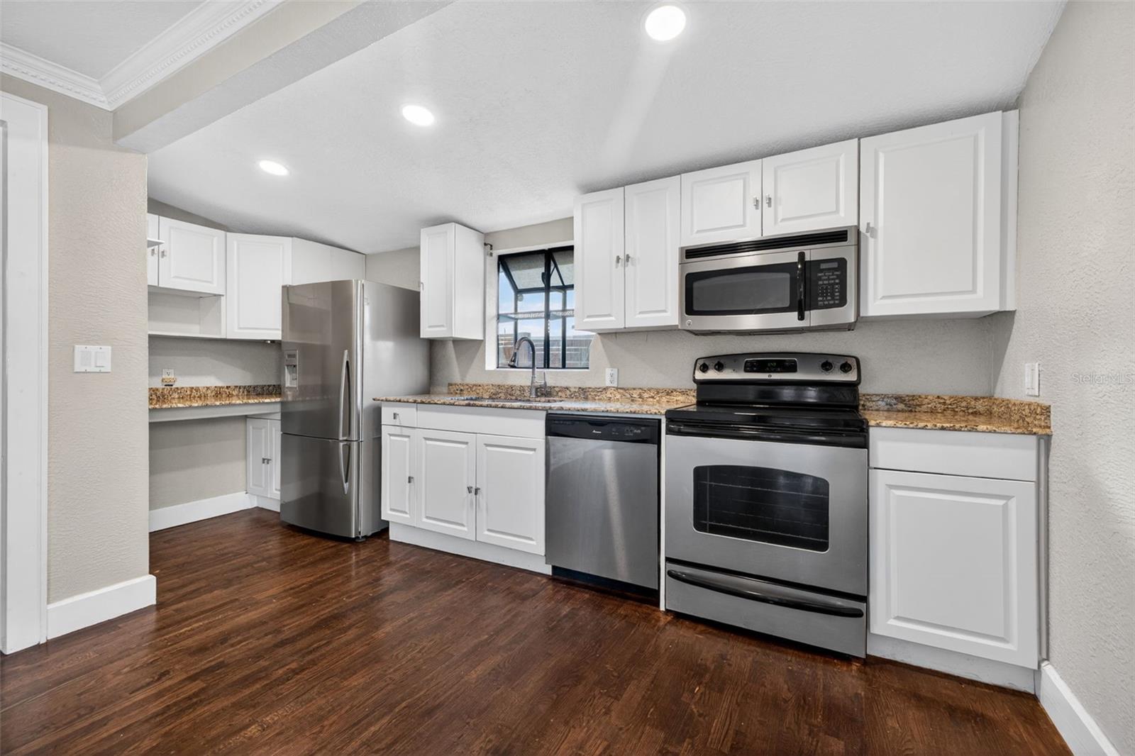 2419 DARTMOUTH AVE N — photo 9
