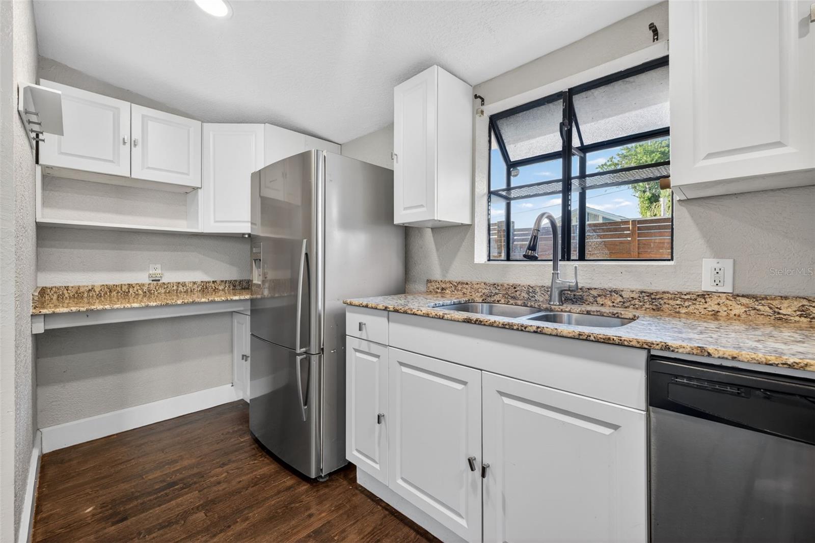 2419 DARTMOUTH AVE N — photo 10