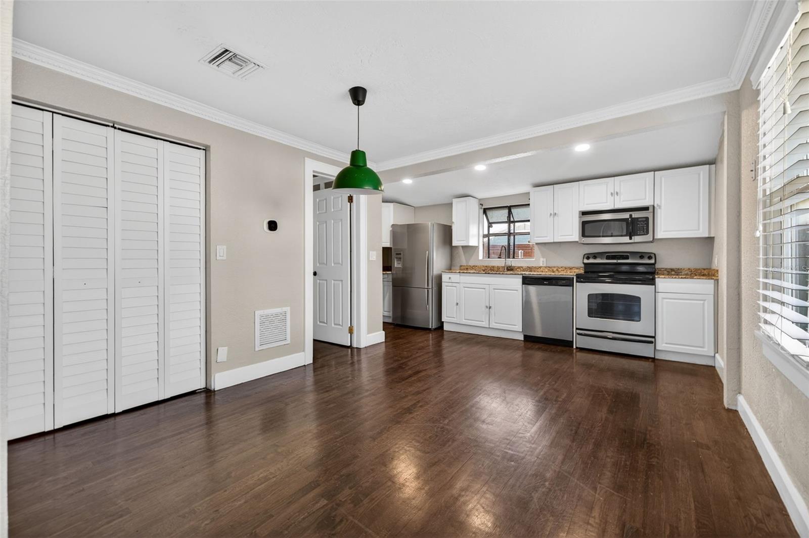 2419 DARTMOUTH AVE N — photo 8