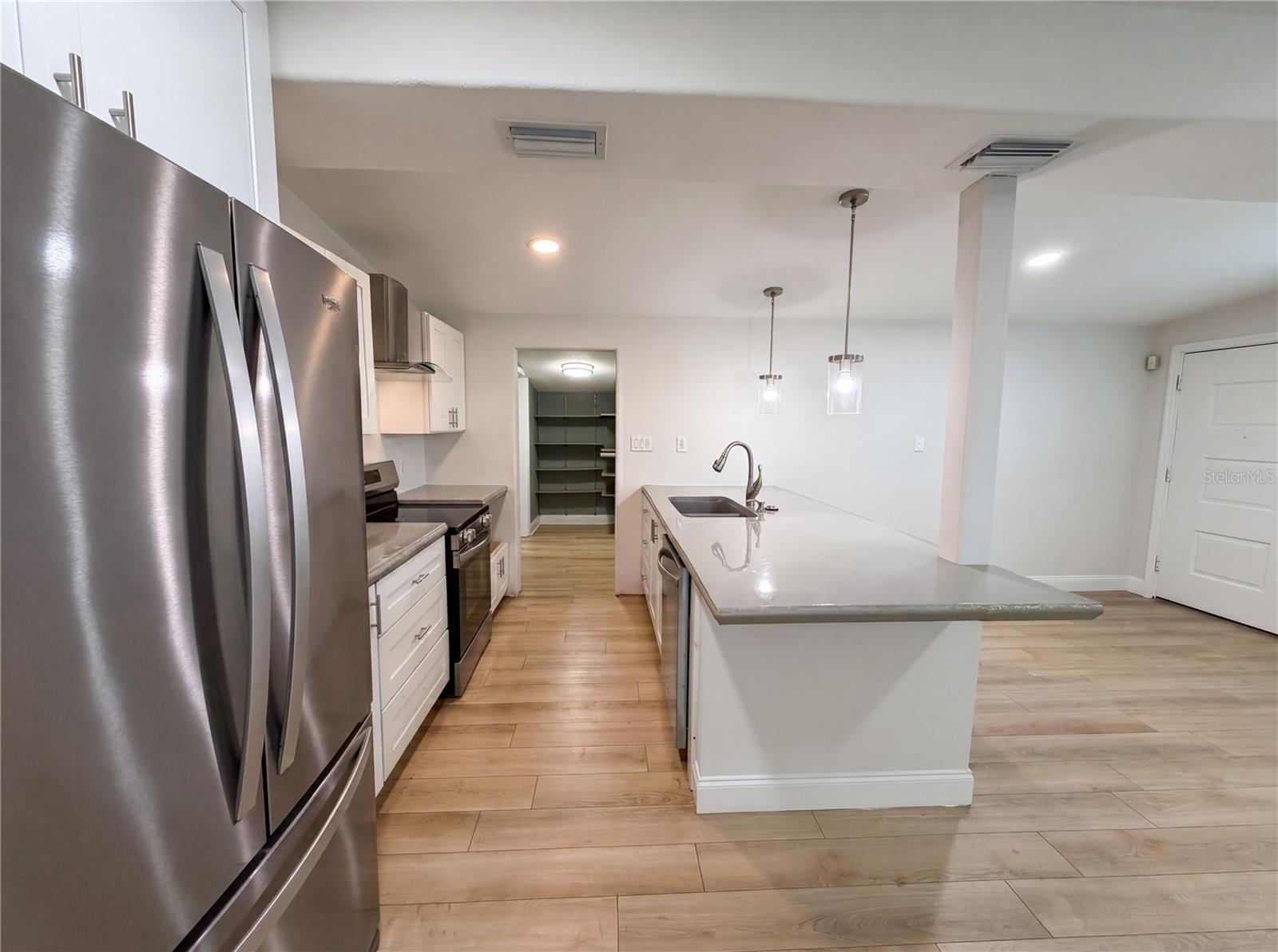 2905 E CHELSEA ST — photo 10