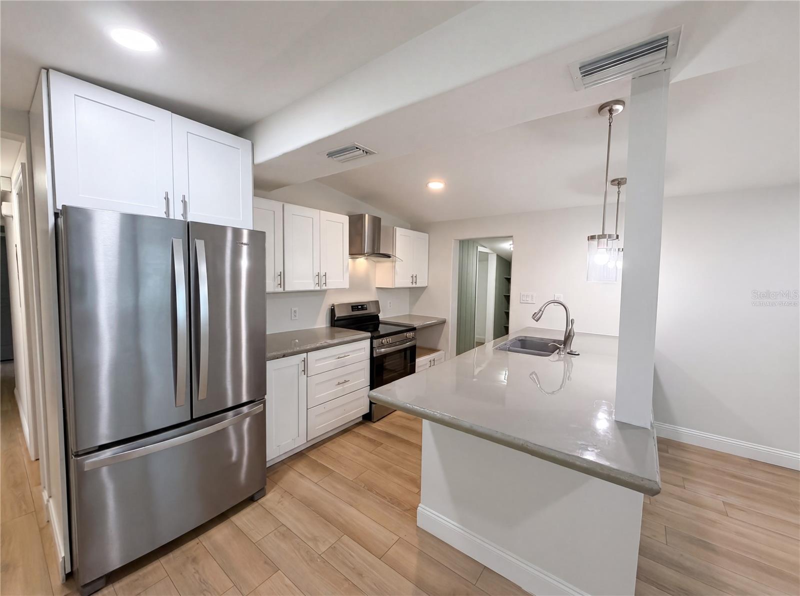 2905 E CHELSEA ST — photo 2
