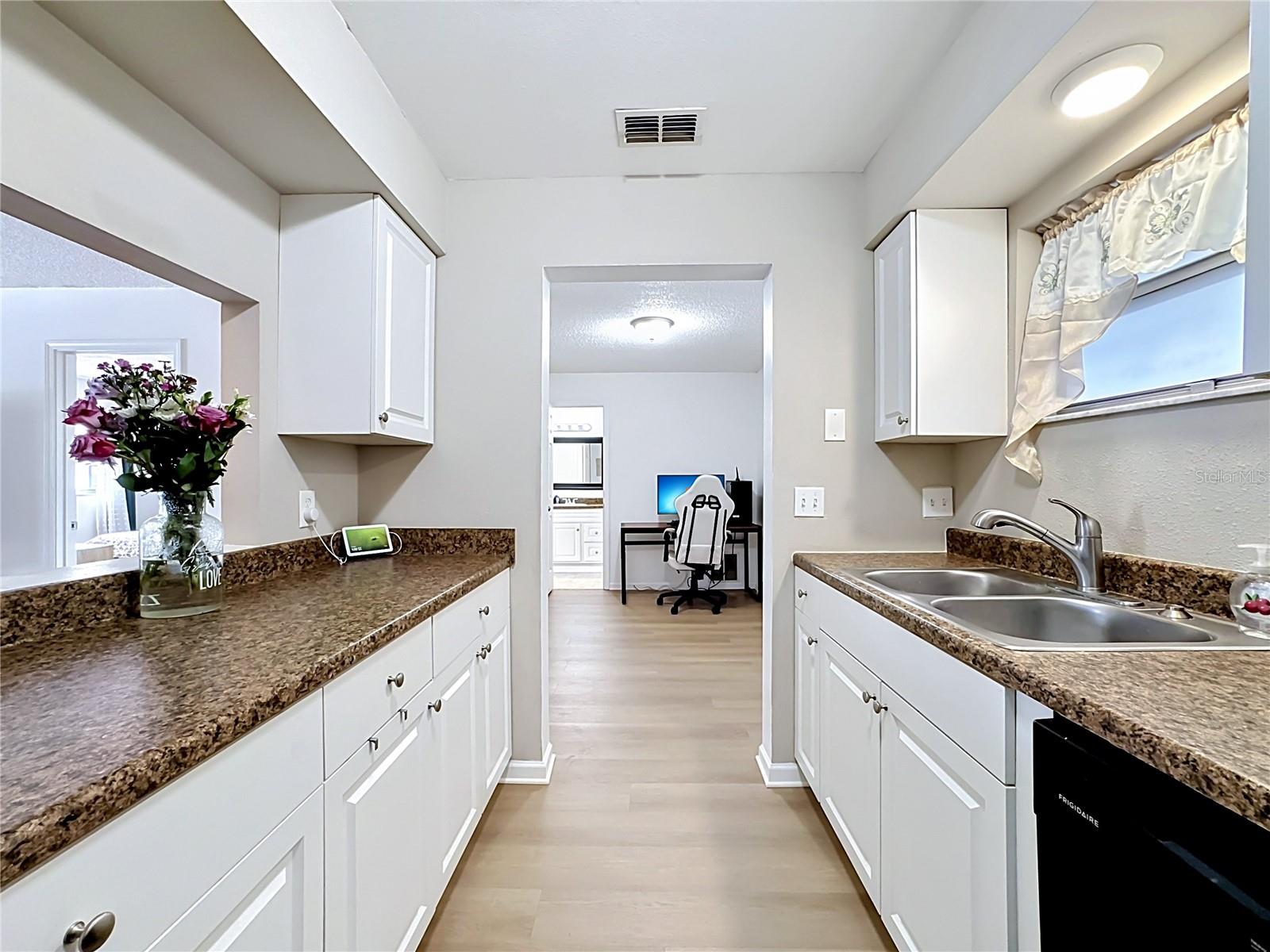 5507 FOUNTAIN LAKE CIR #B206 — photo 3