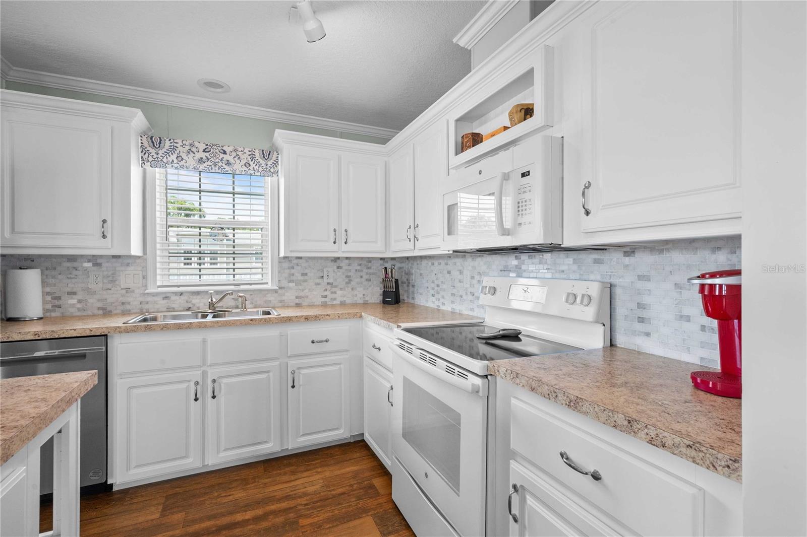 10042 COLLINGWOOD AVE — photo 11