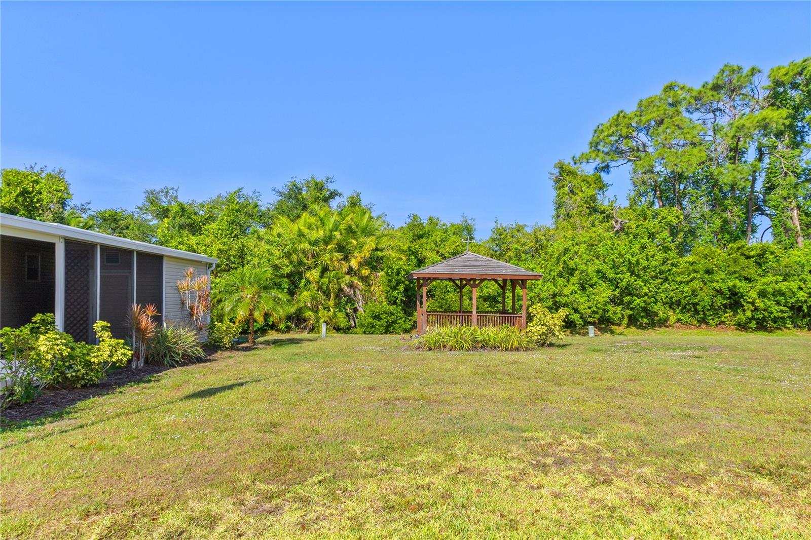 320 TROPIC DR — photo 30