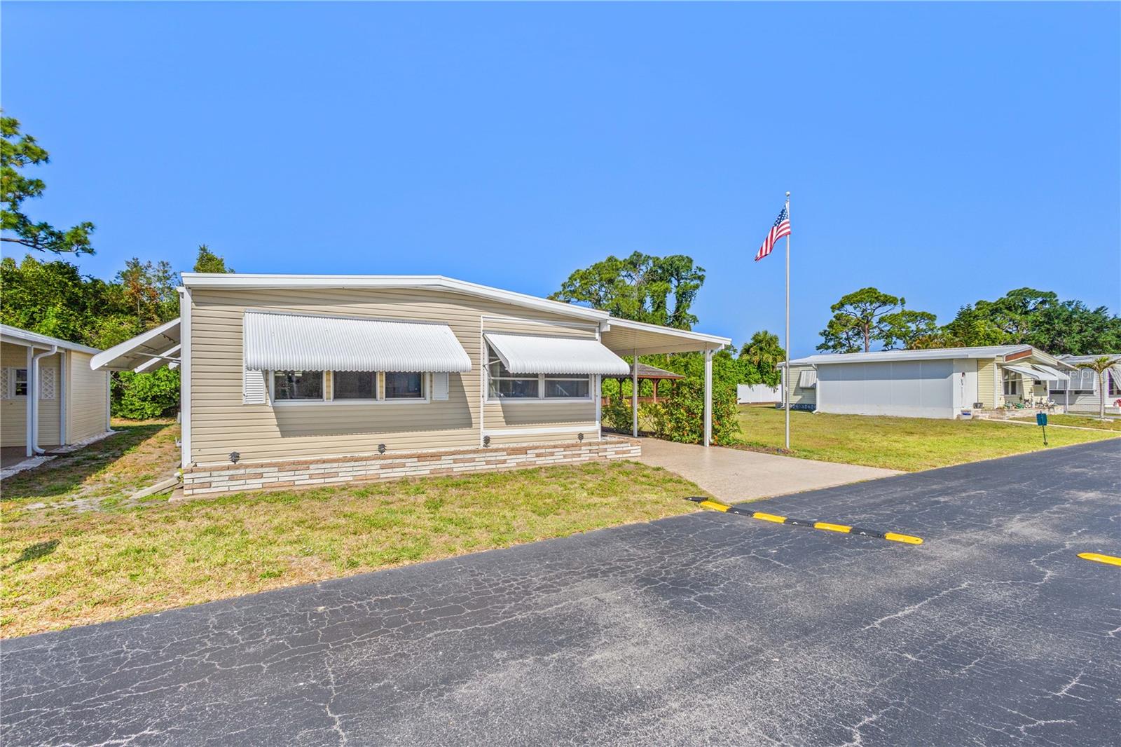 320 TROPIC DR — photo 3