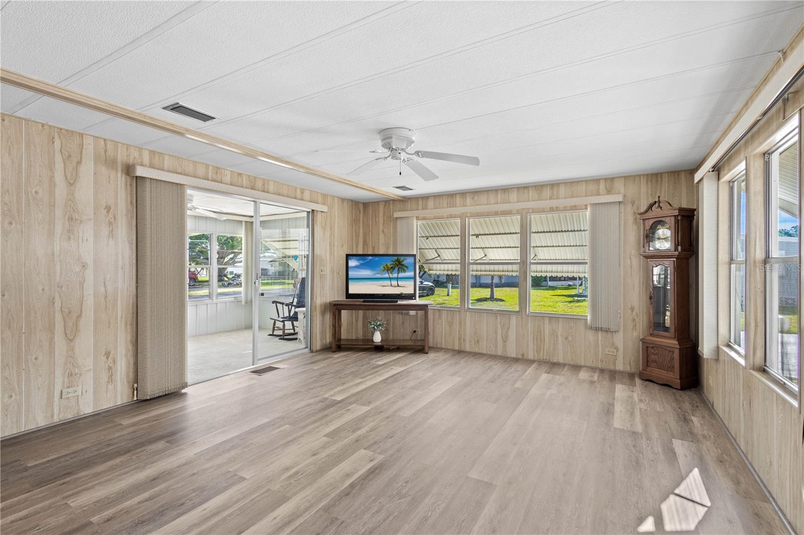 320 TROPIC DR — photo 10