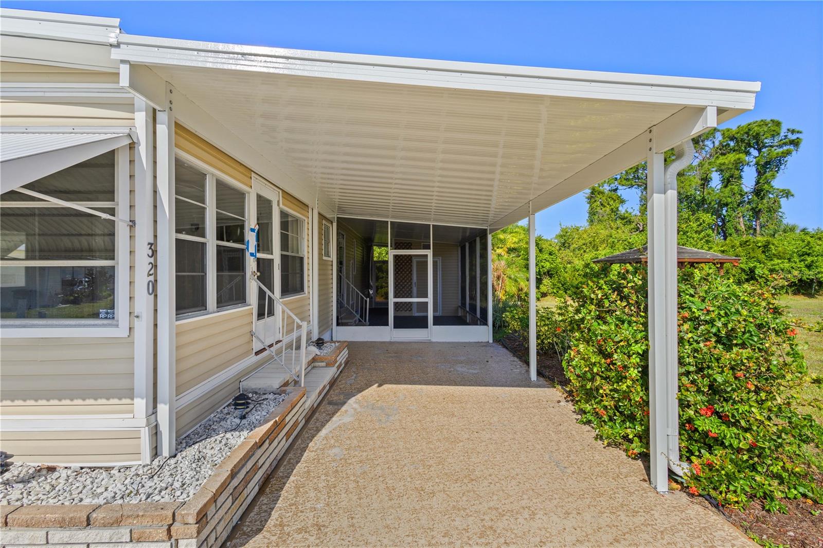 320 TROPIC DR — photo 4