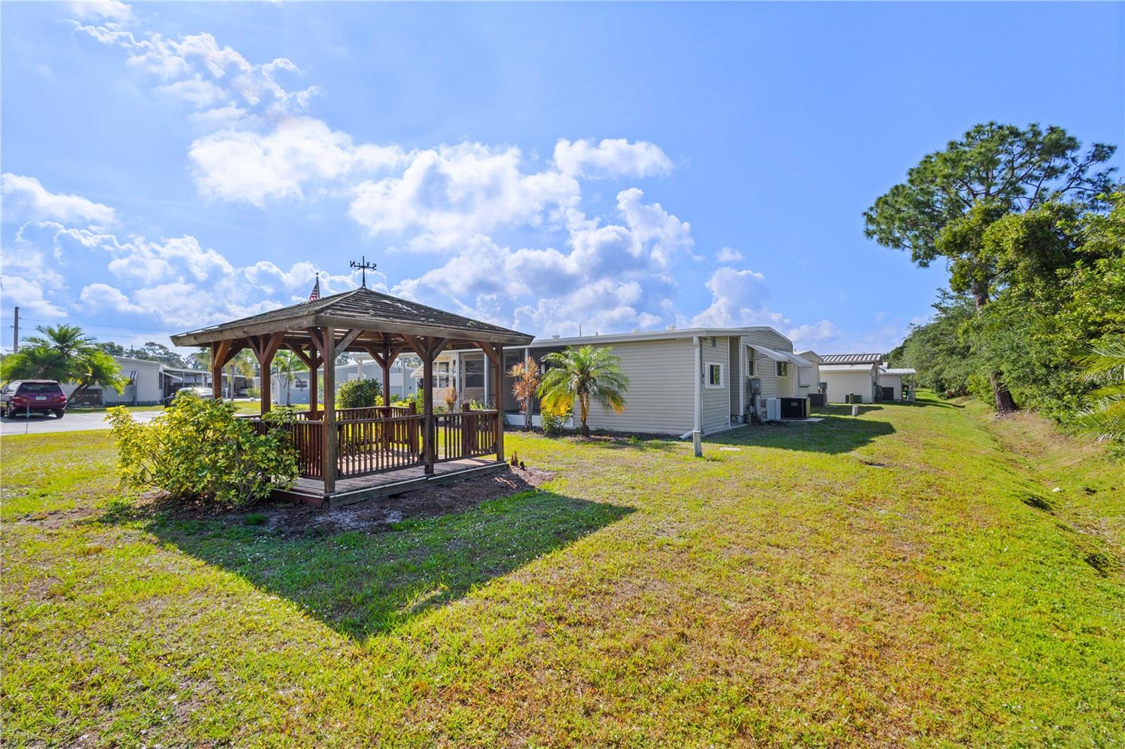 320 TROPIC DR — photo 27