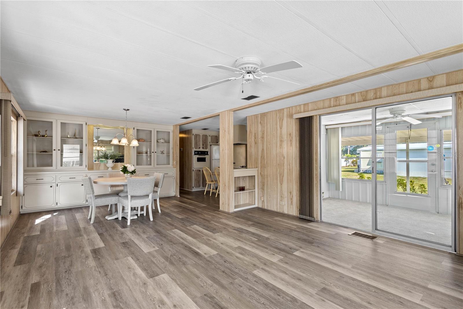 320 TROPIC DR — photo 11