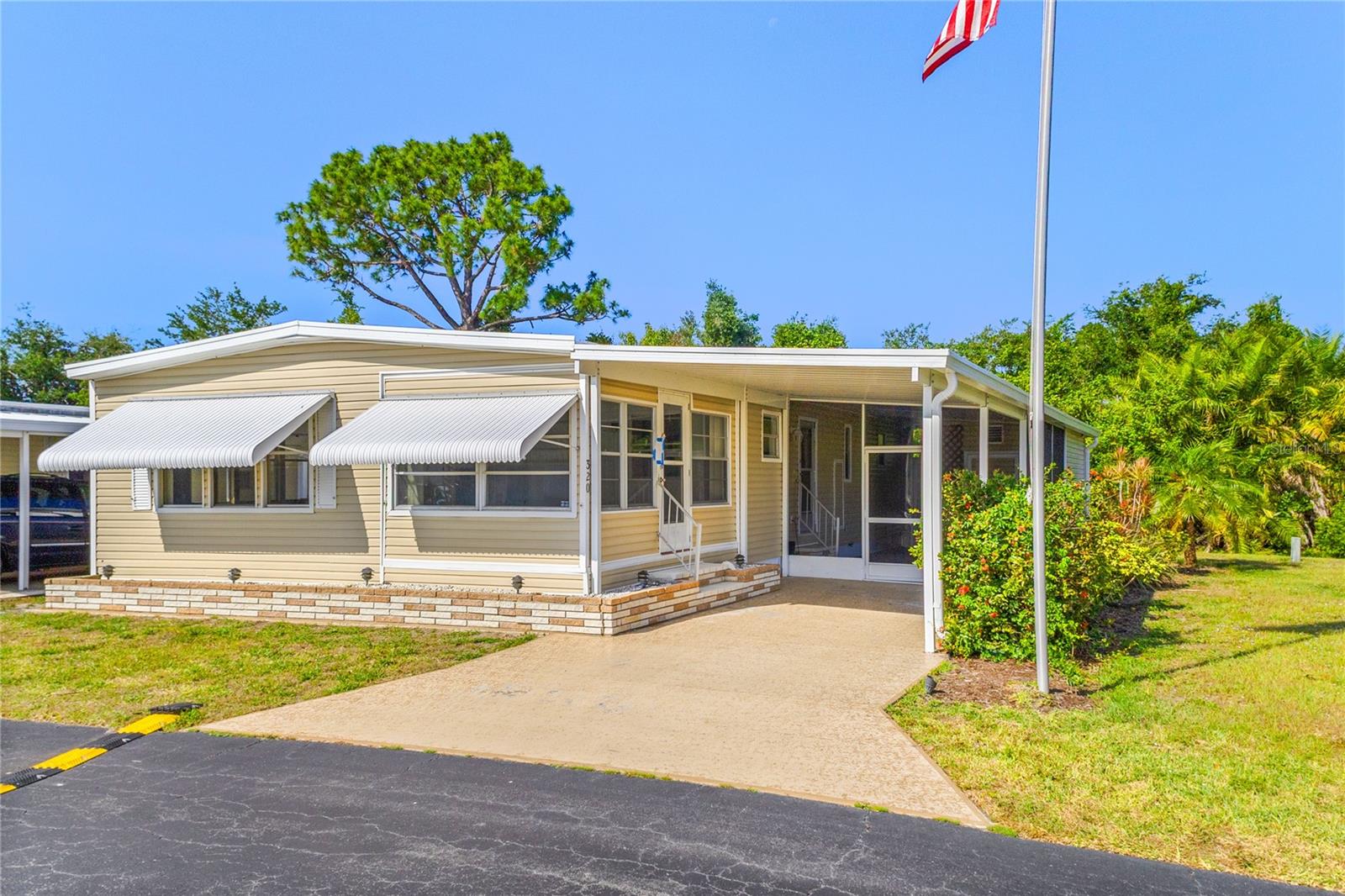 320 TROPIC DR — photo 2
