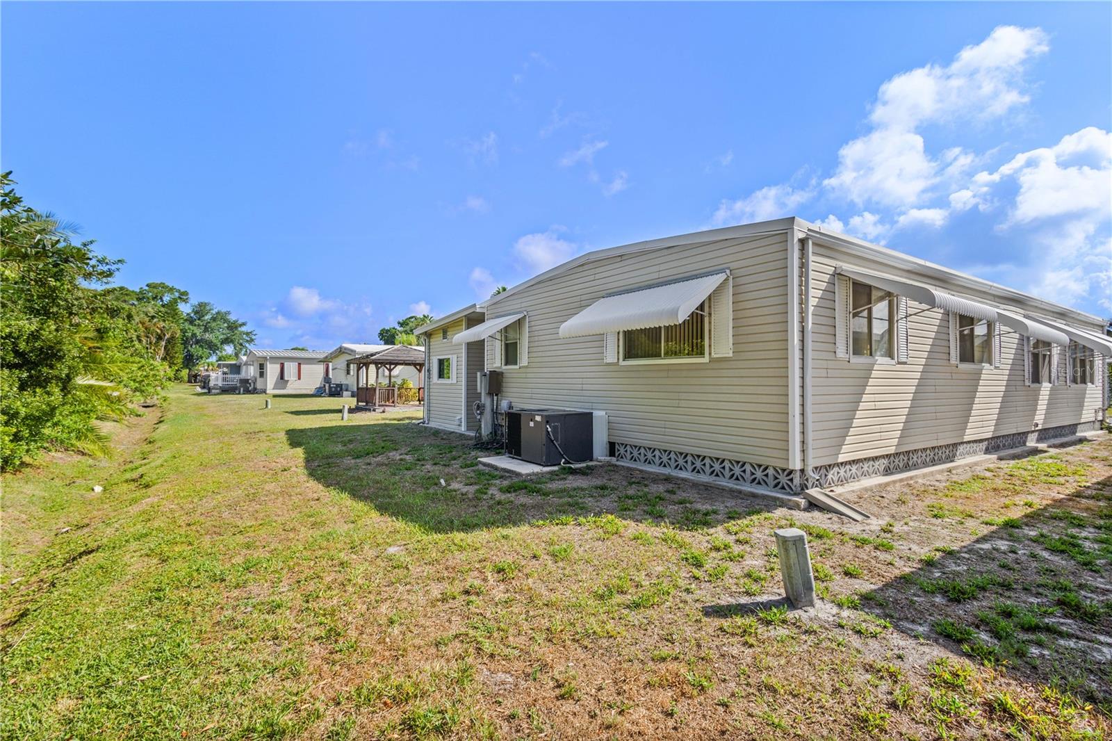 320 TROPIC DR — photo 28