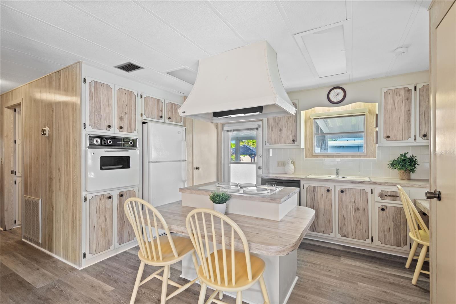 320 TROPIC DR — photo 13