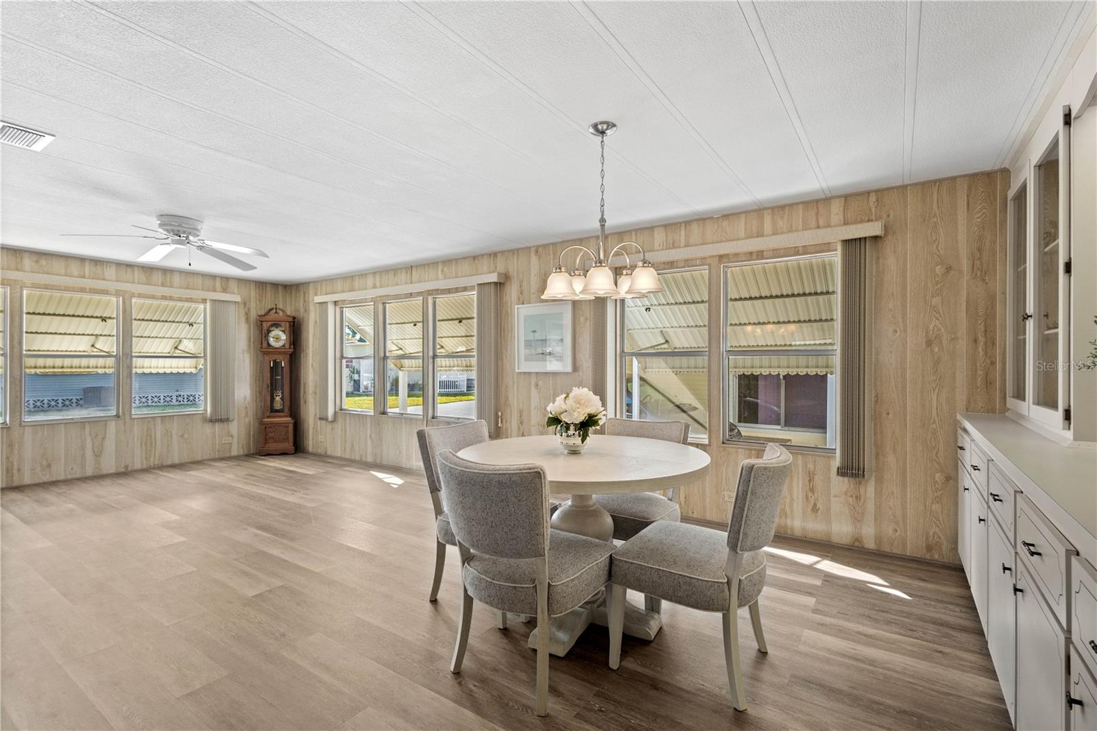 320 TROPIC DR — photo 8