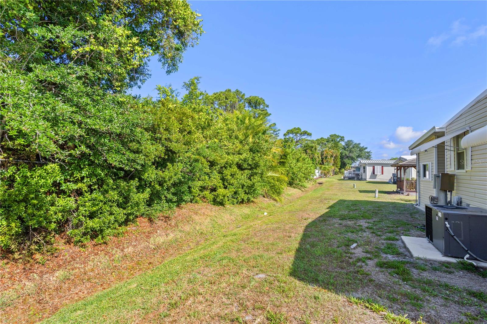 320 TROPIC DR — photo 29
