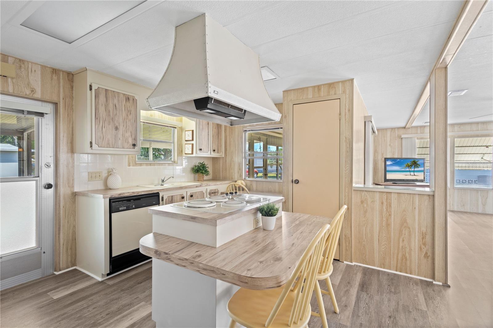320 TROPIC DR — photo 14
