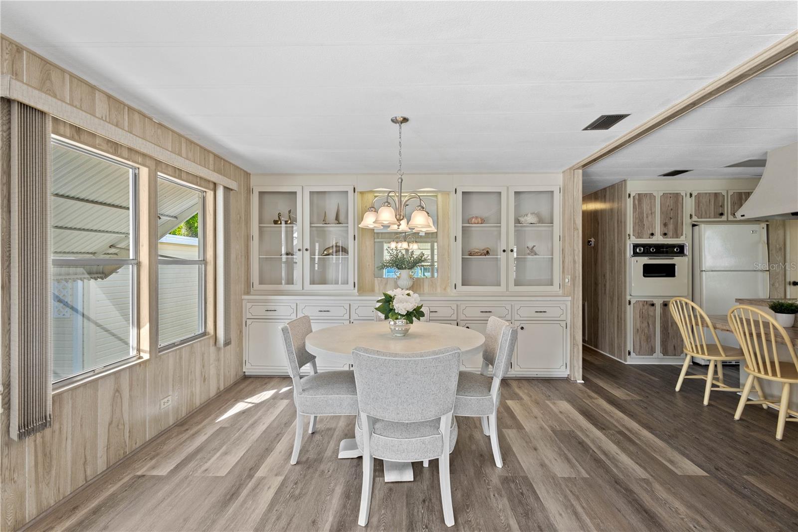 320 TROPIC DR — photo 12
