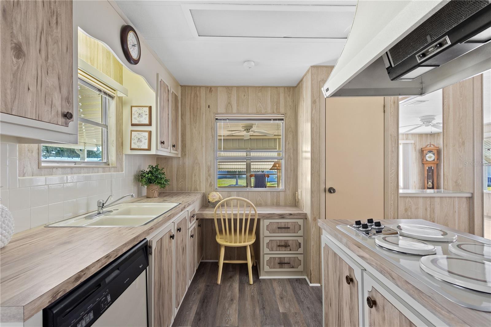 320 TROPIC DR — photo 15