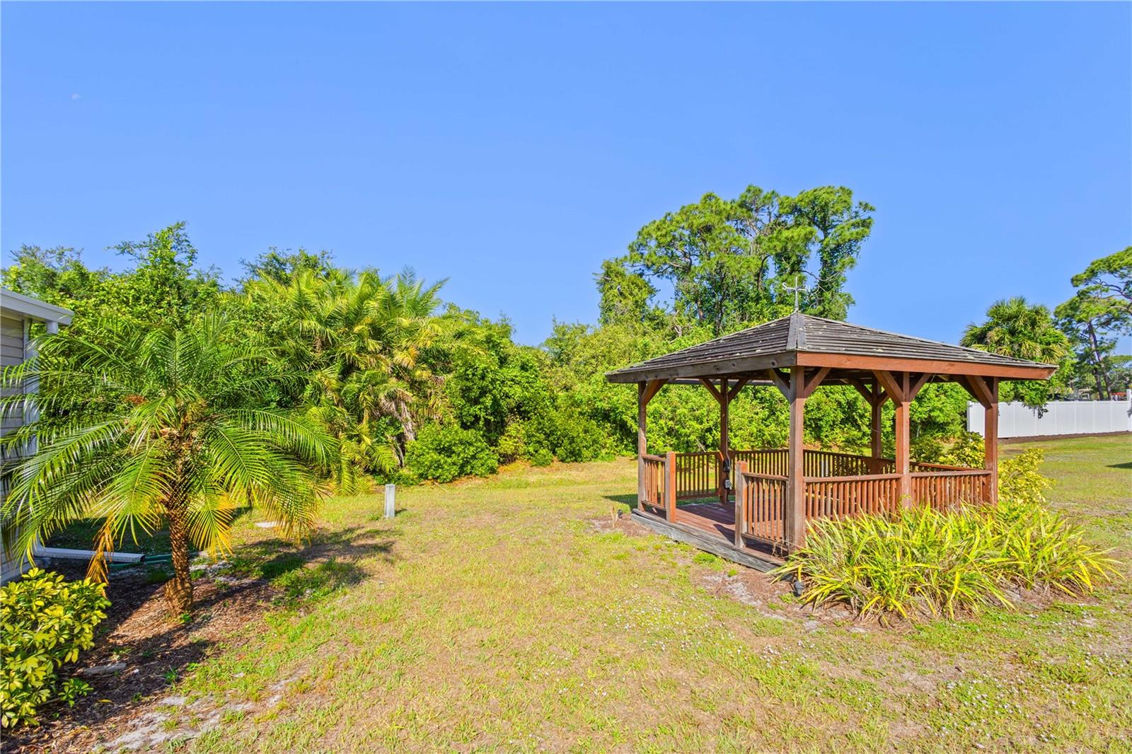 320 TROPIC DR — photo 26