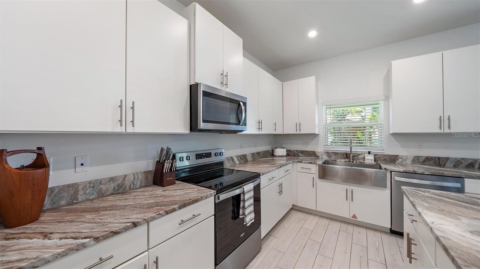 2587 TEMPLE ST — photo 6