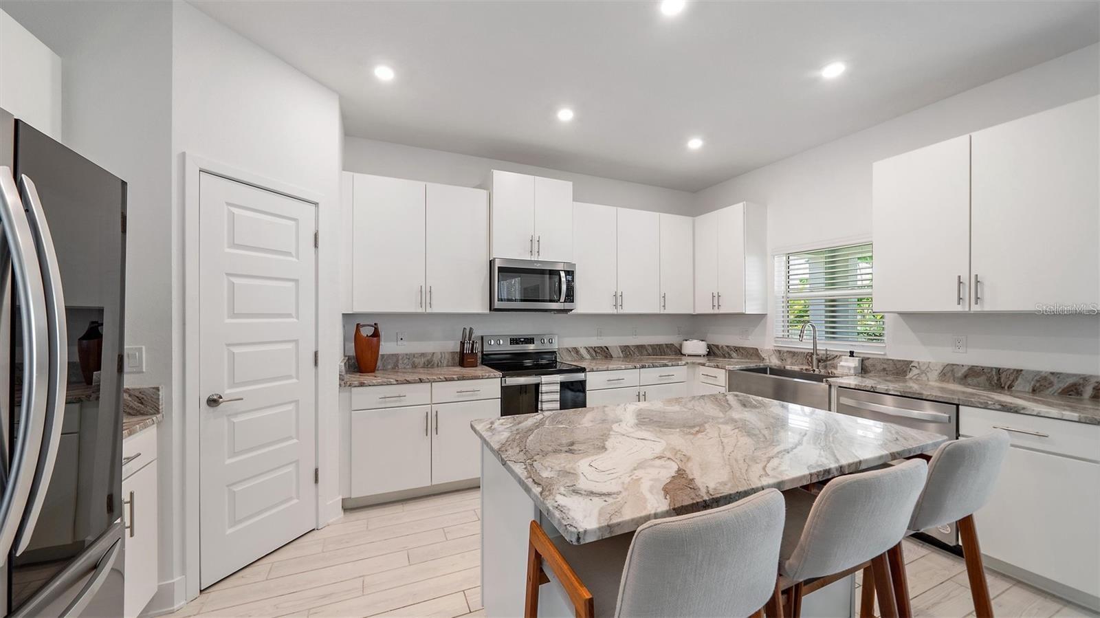 2587 TEMPLE ST — photo 5