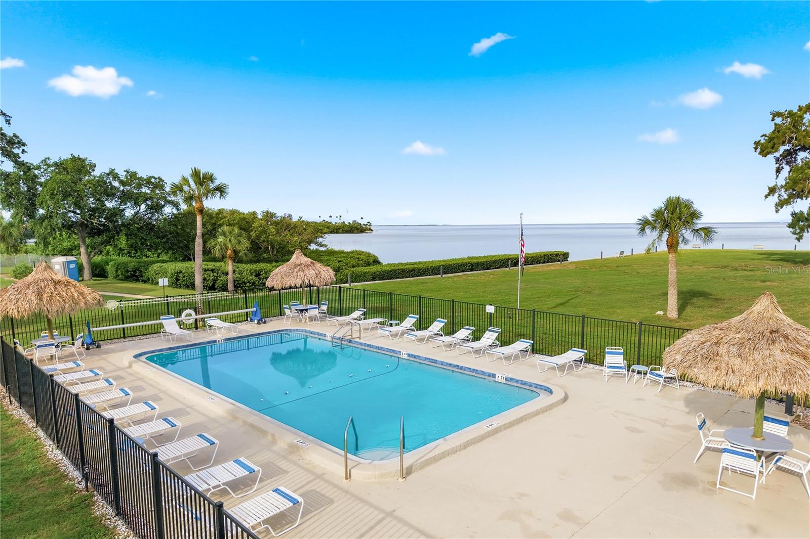 18 WINDRUSH BAY DR — photo 4