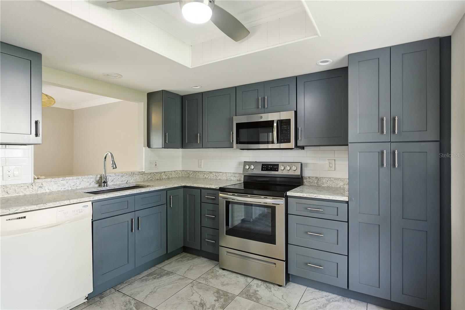 18 WINDRUSH BAY DR — photo 15
