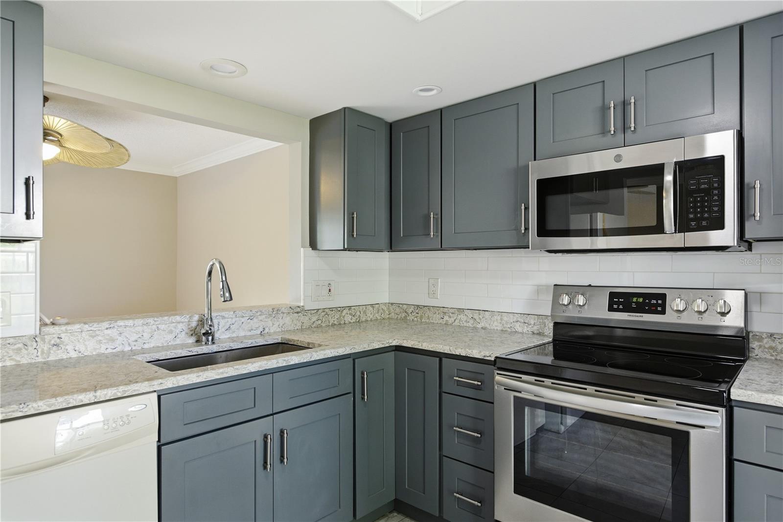 18 WINDRUSH BAY DR — photo 16