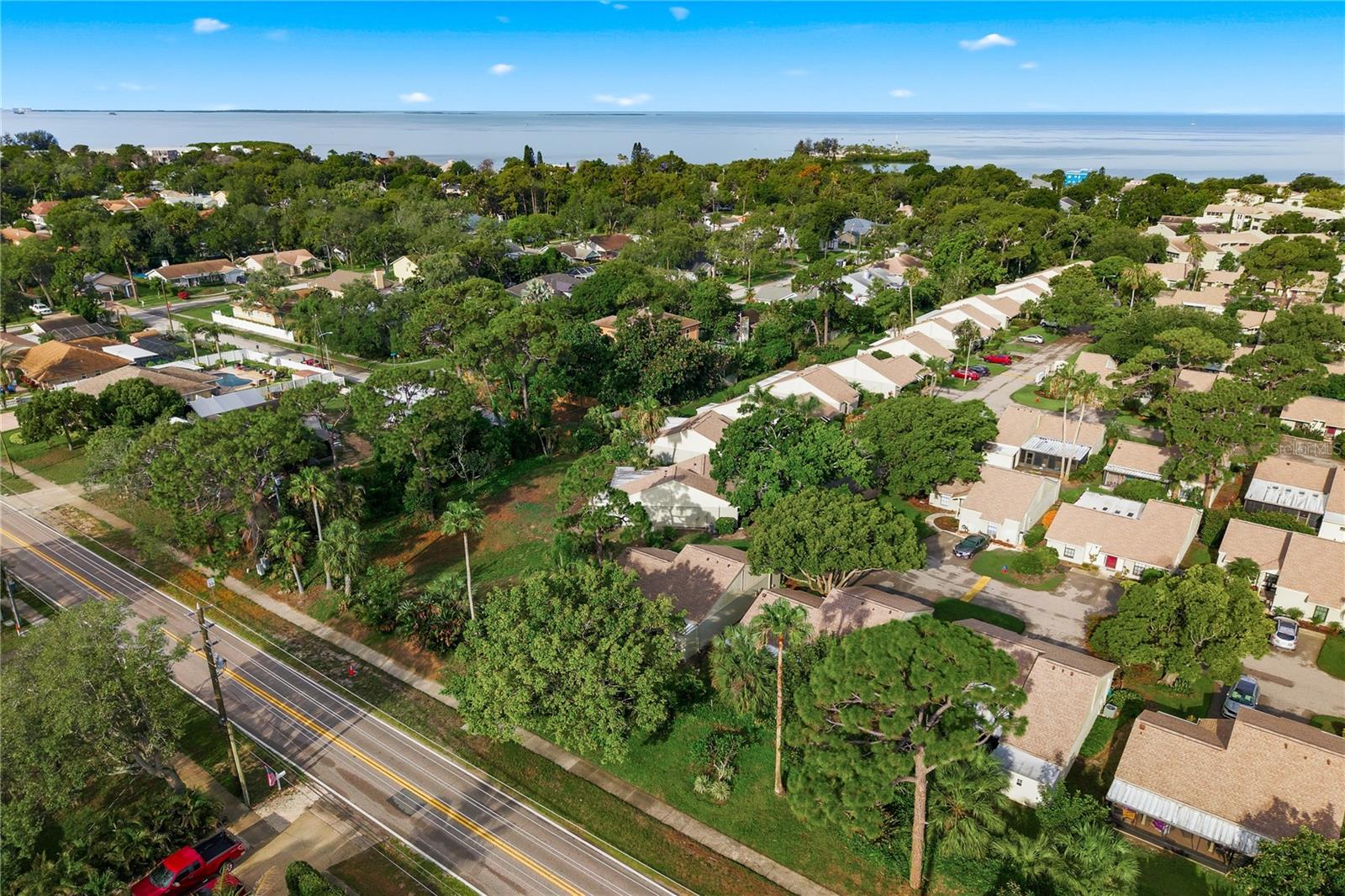18 WINDRUSH BAY DR — photo 40