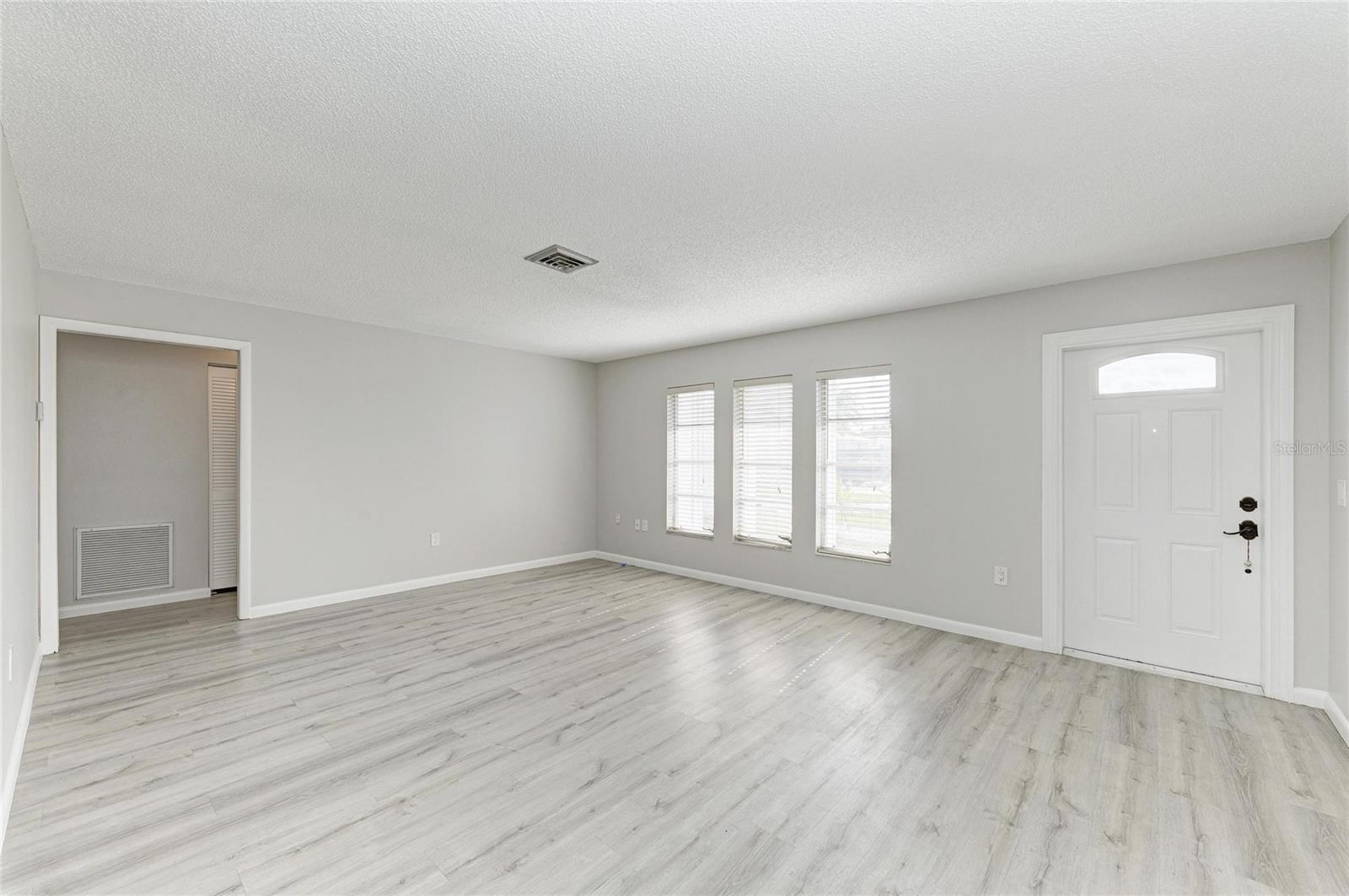 140 CIRCLEWOOD DR #C1-4 — photo 3