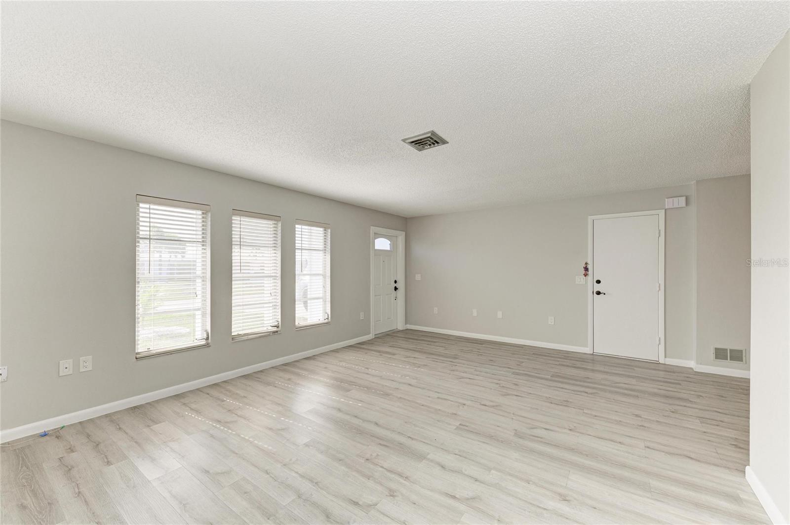140 CIRCLEWOOD DR #C1-4 — photo 4