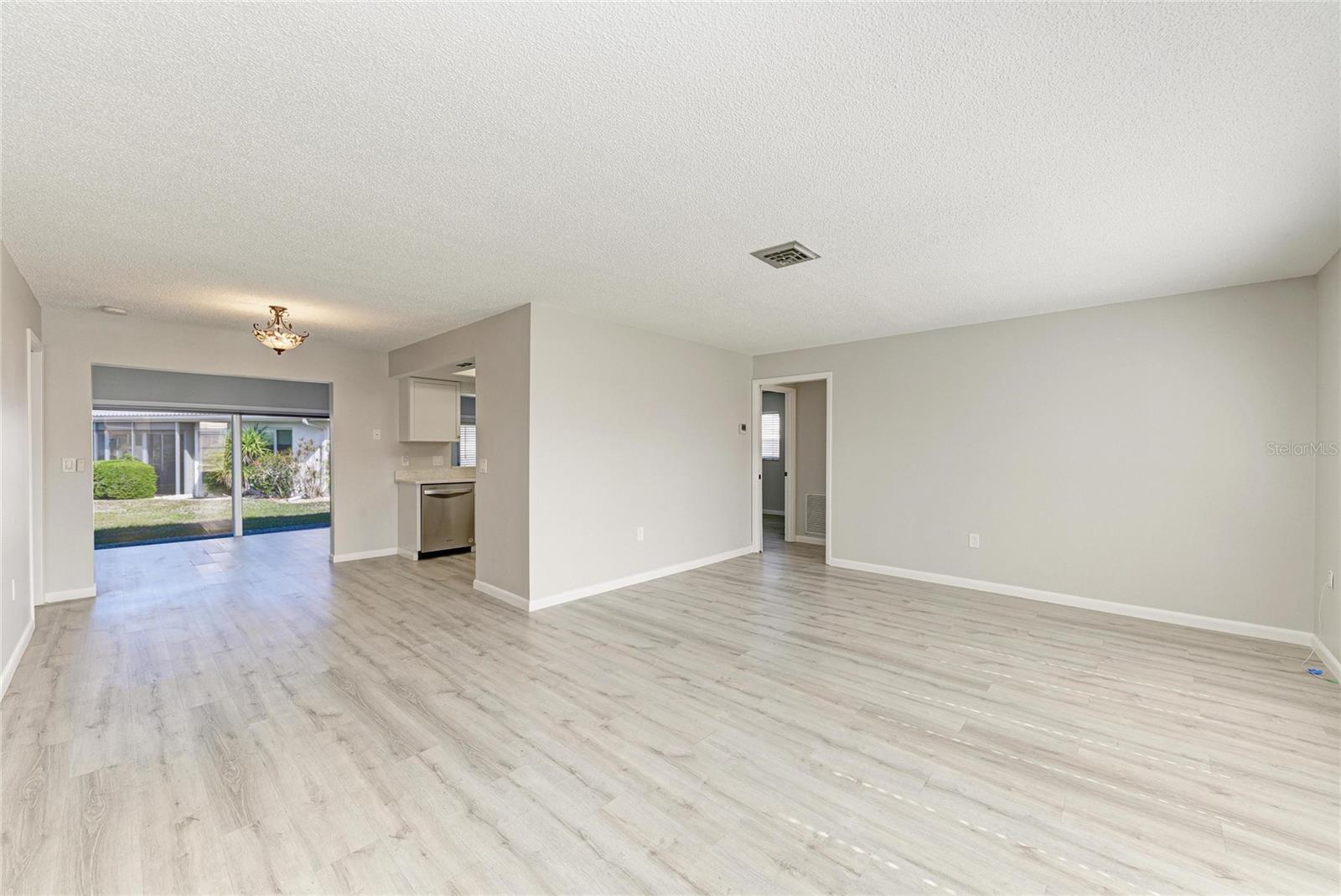 140 CIRCLEWOOD DR #C1-4 — photo 5