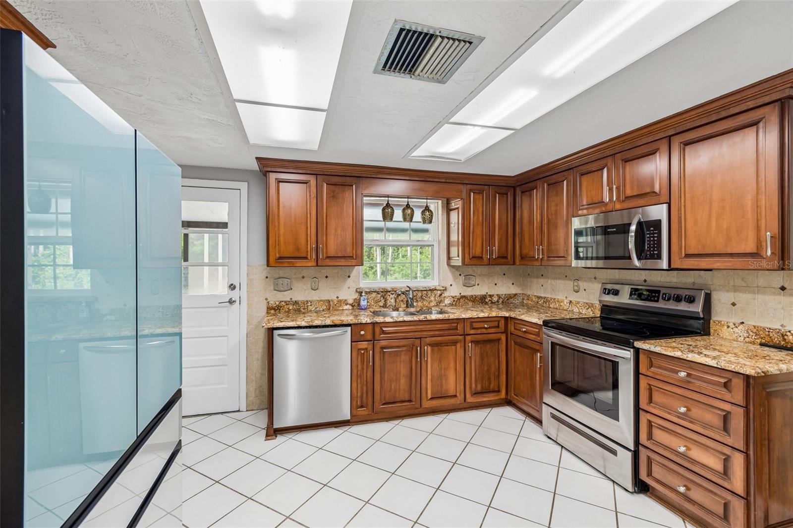 7635 TANGLEWOOD DR — photo 6