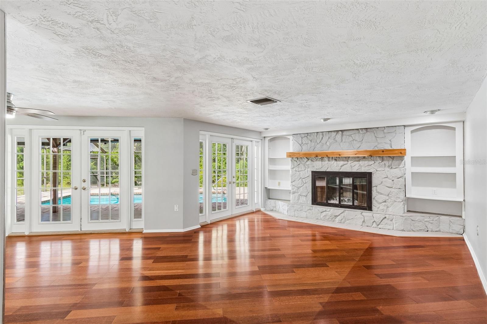 7635 TANGLEWOOD DR — photo 5