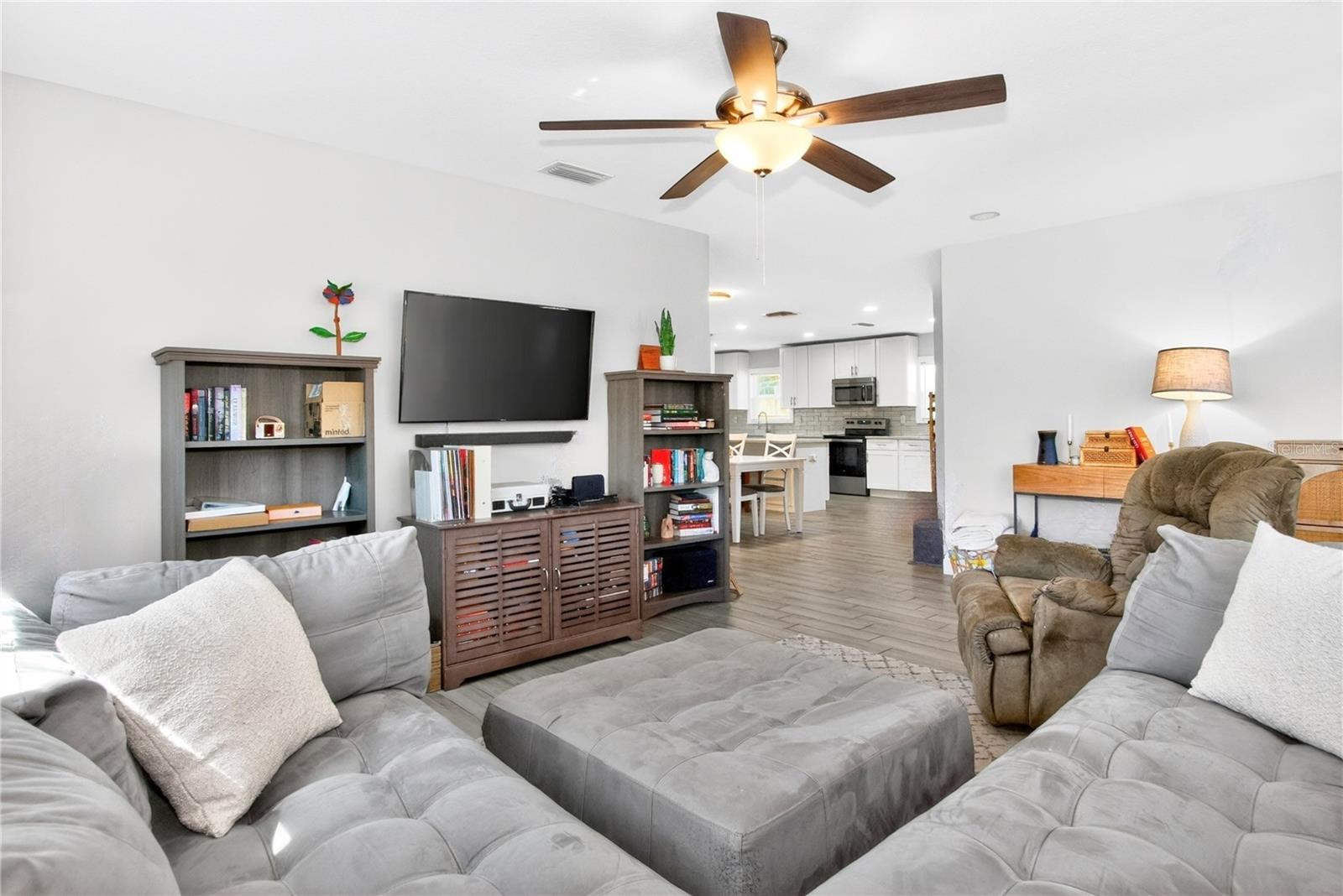 3608 W CARMEN ST — photo 9