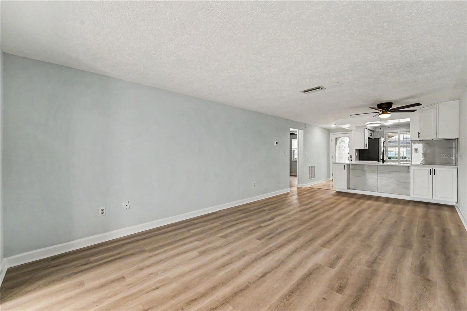 4247 STRATFORD DR — photo 3
