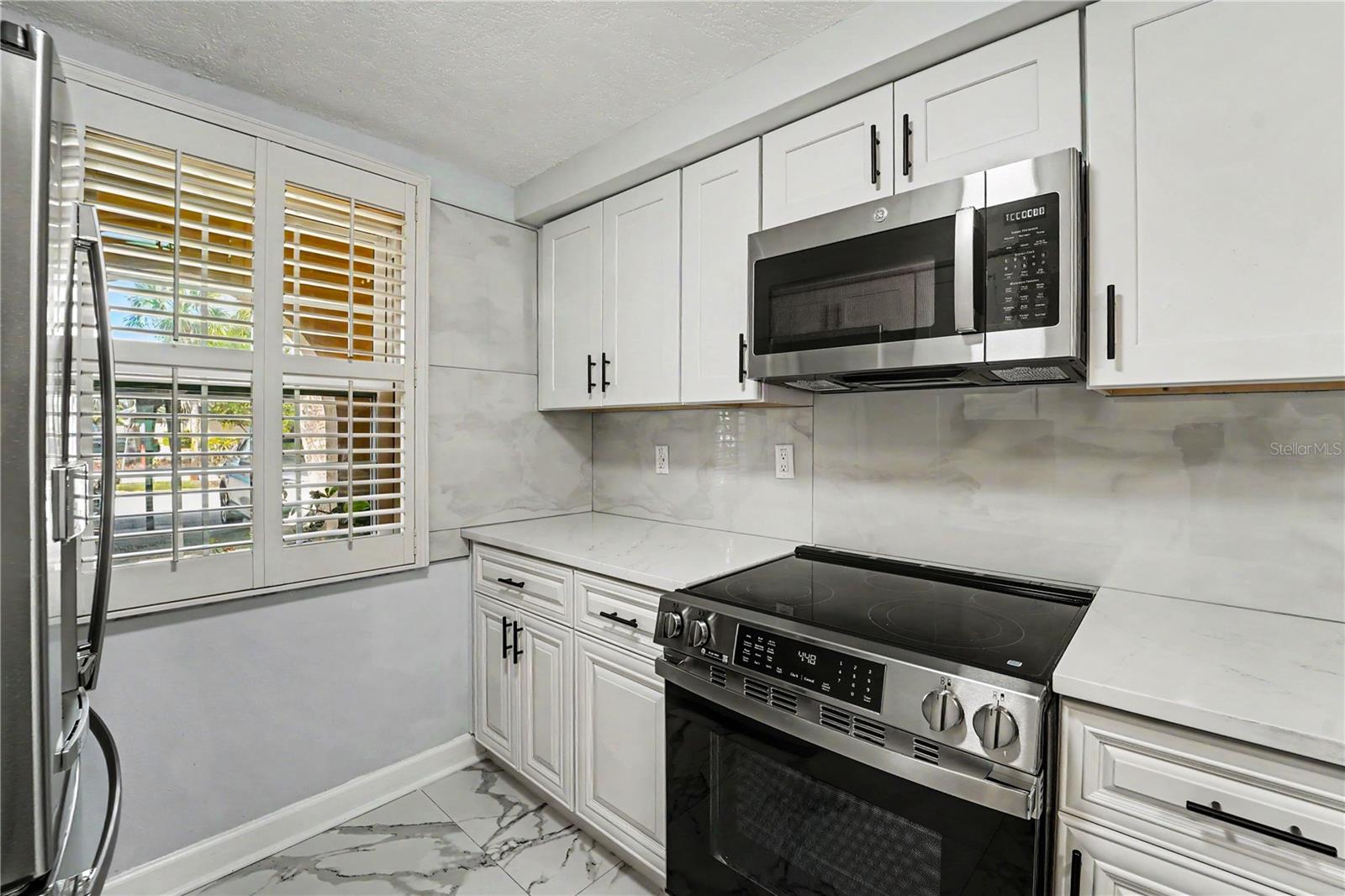 4247 STRATFORD DR — photo 9