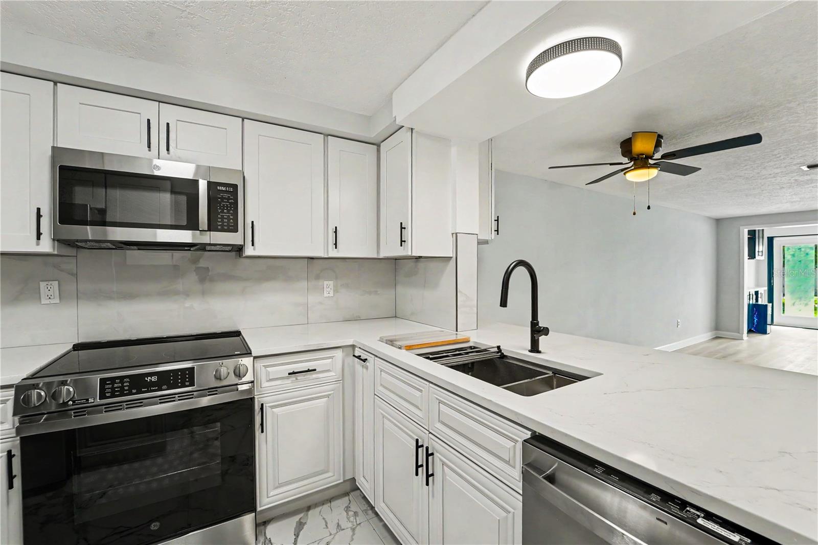 4247 STRATFORD DR — photo 8