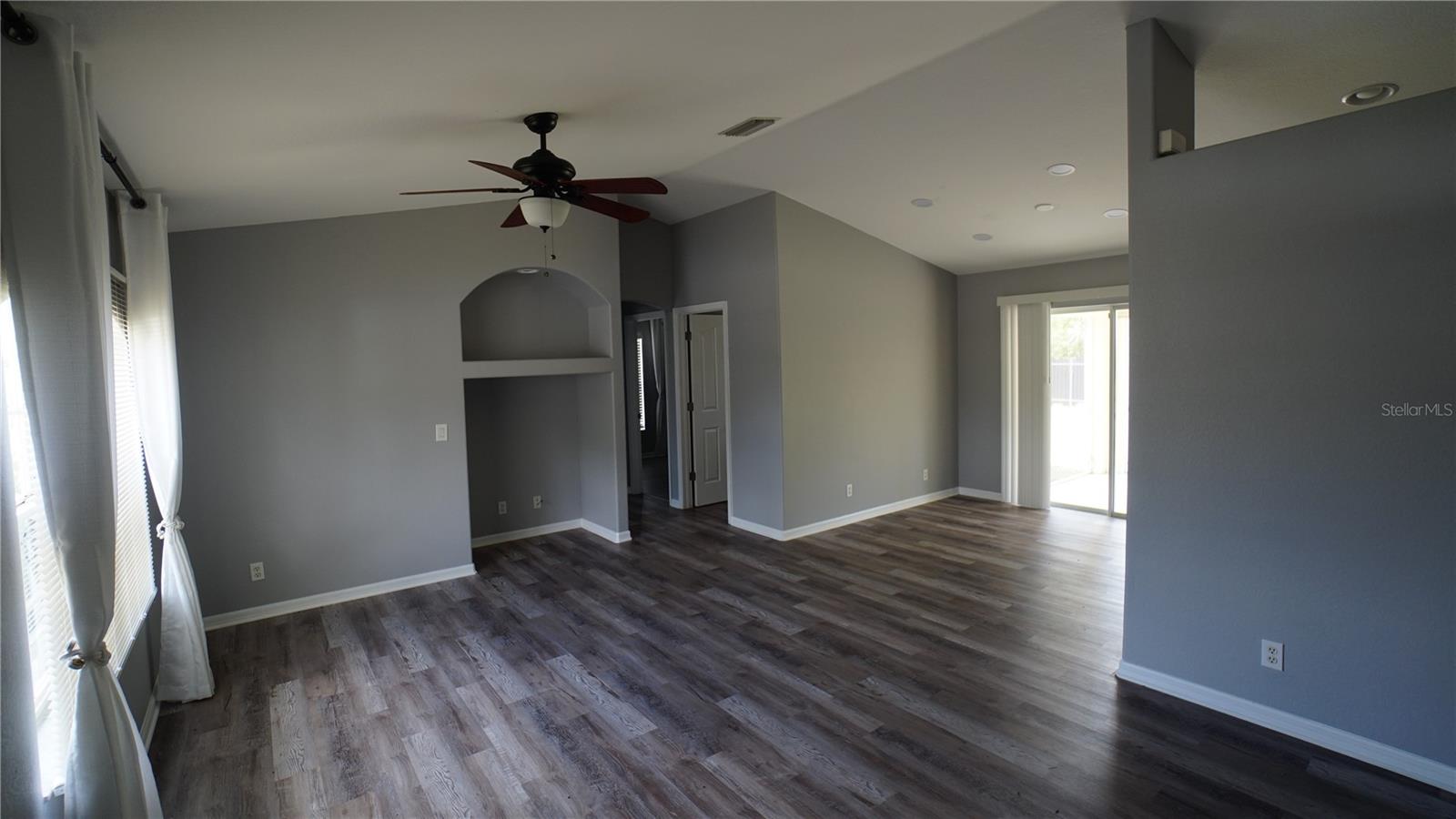 2405 MISTLETO LN — photo 2