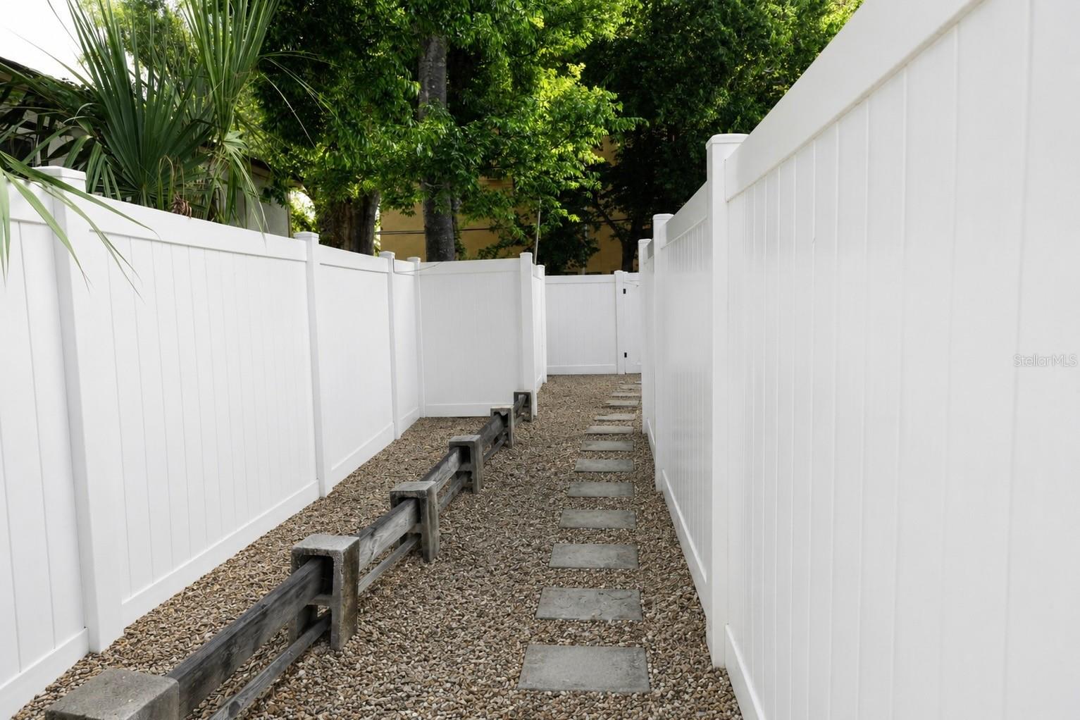 4405 N TAMPANIA AVE — photo 19