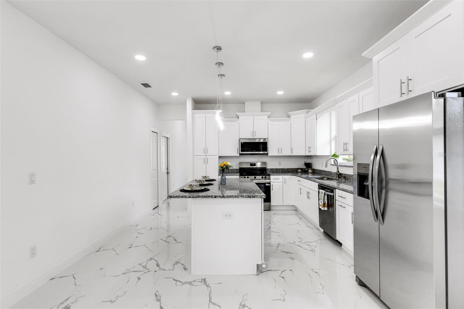 806 W LOWRY LN — photo 11
