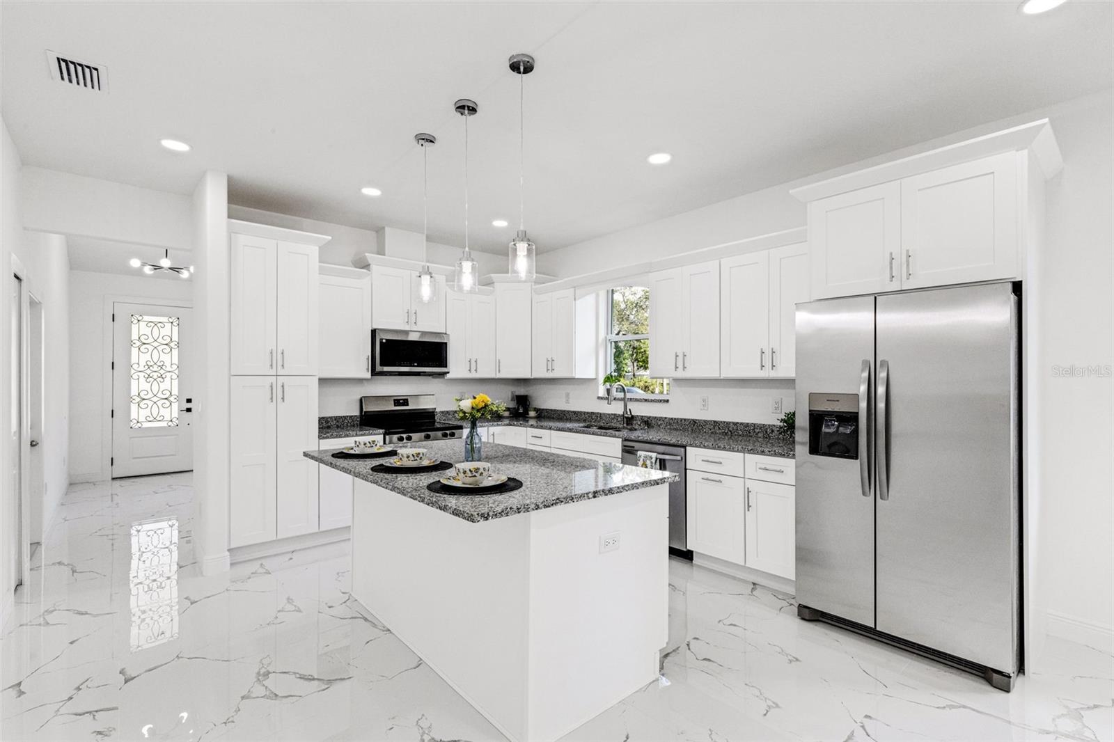 806 W LOWRY LN — photo 10