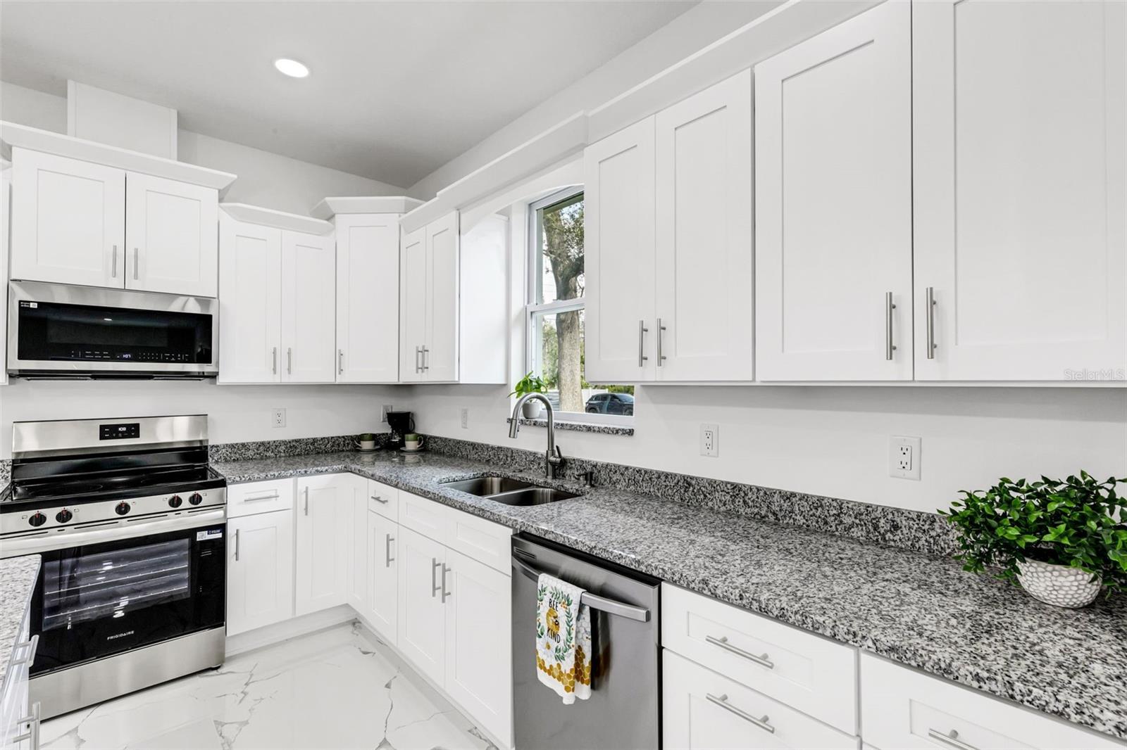 806 W LOWRY LN — photo 14
