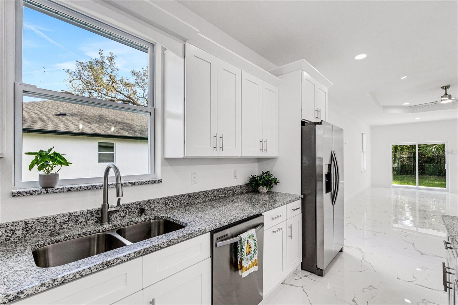 806 W LOWRY LN — photo 15