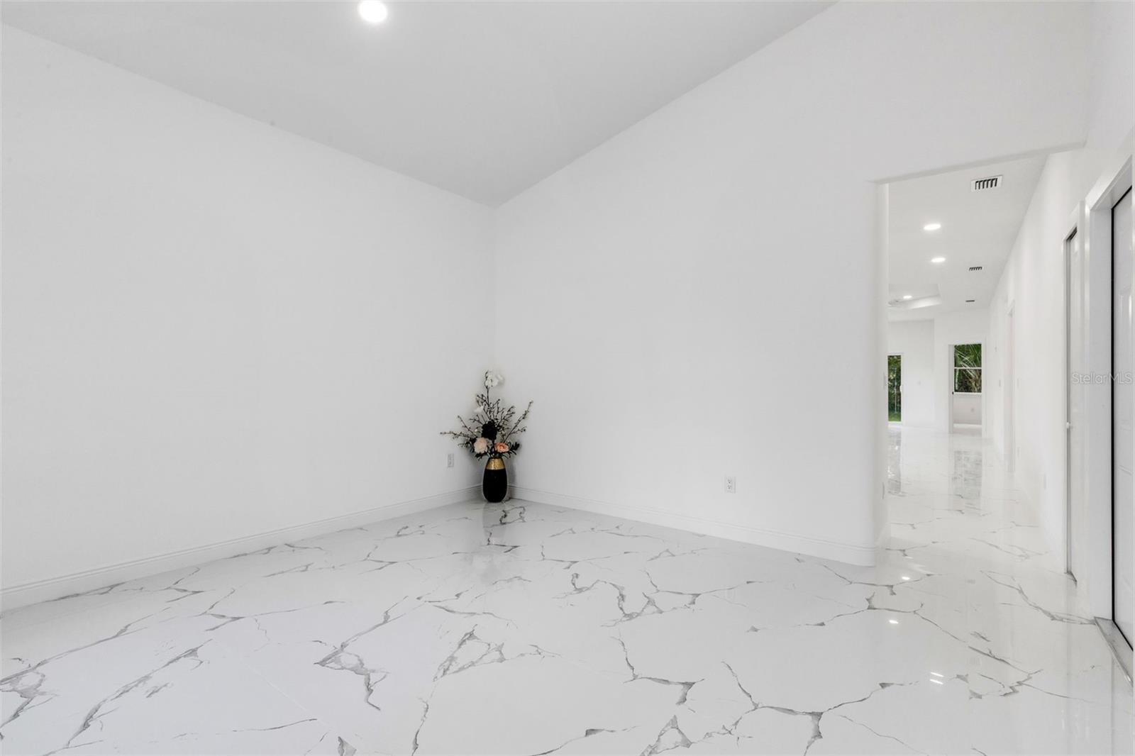 806 W LOWRY LN — photo 4