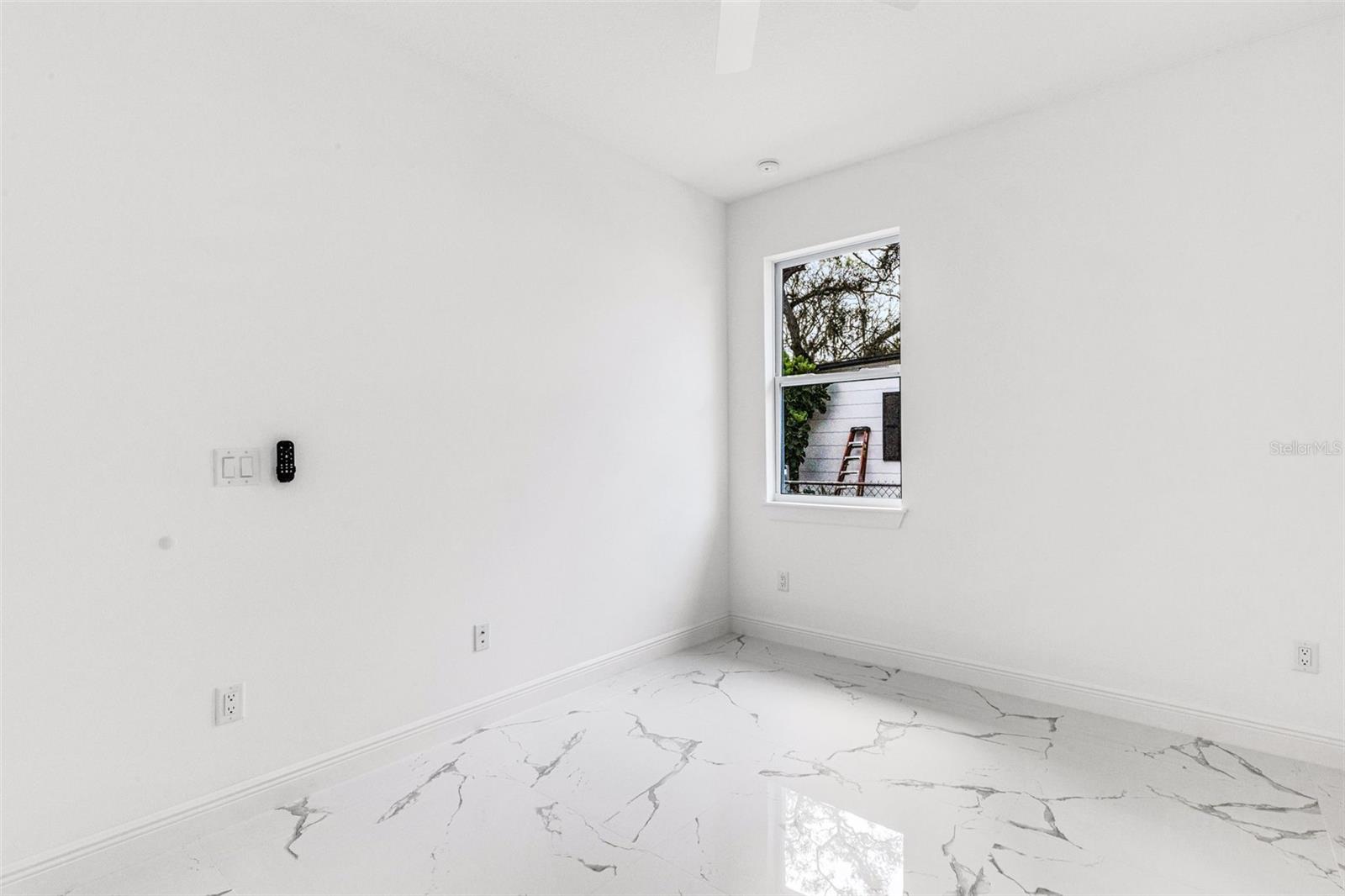 806 W LOWRY LN — photo 44