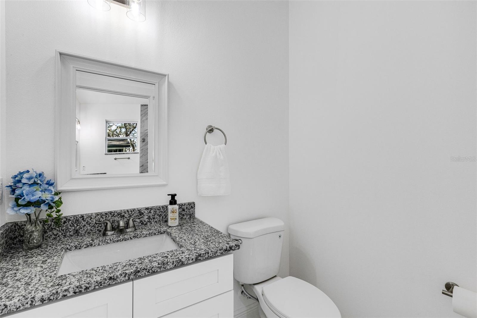 806 W LOWRY LN — photo 33