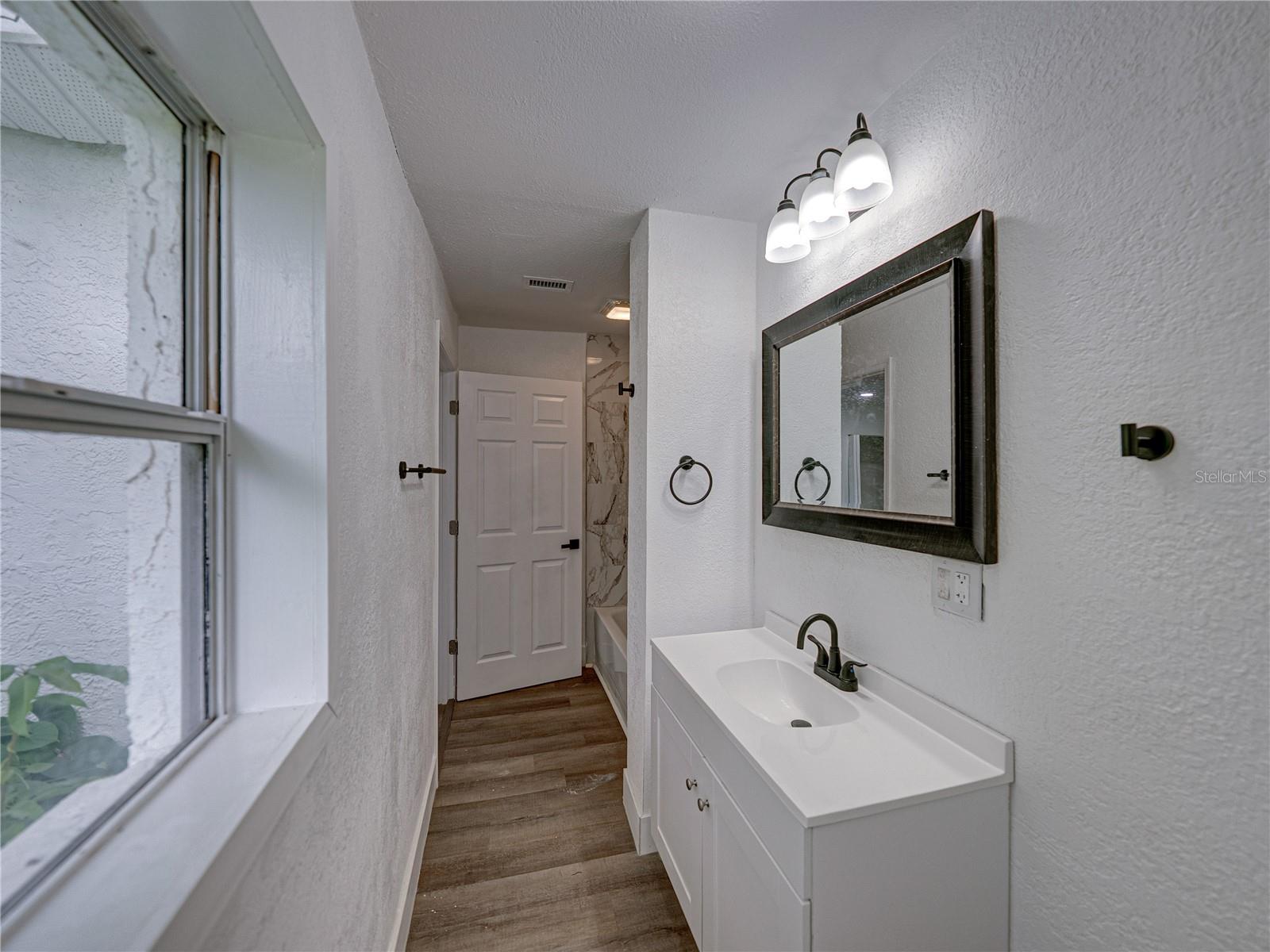 602 E LAURA ST — photo 12