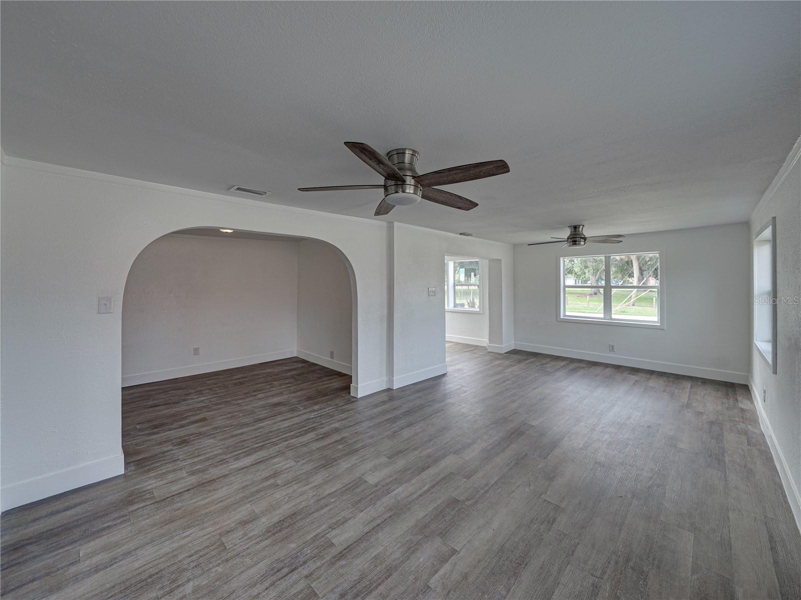 602 E LAURA ST — photo 8